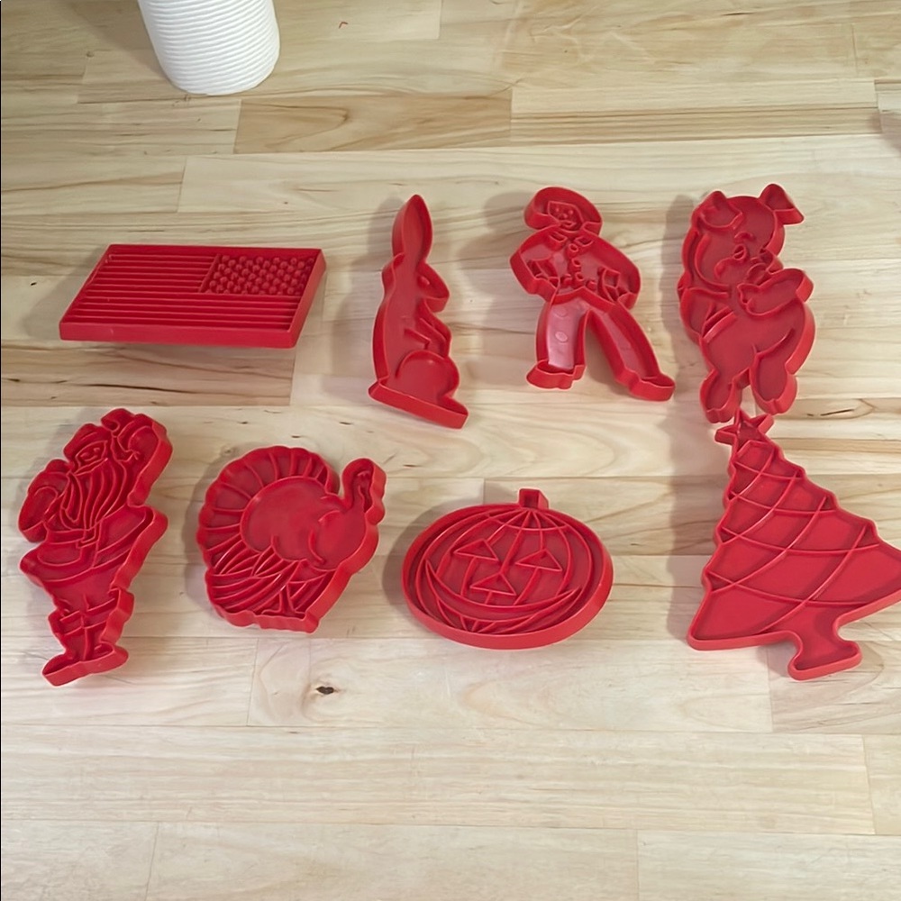 Tupperware 1970’s Red Cookie Cutter Set